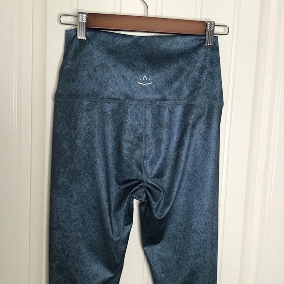 Beyond Yoga Lux High Waist Leggings in Distressed Navy. - Picture 7 of 12
